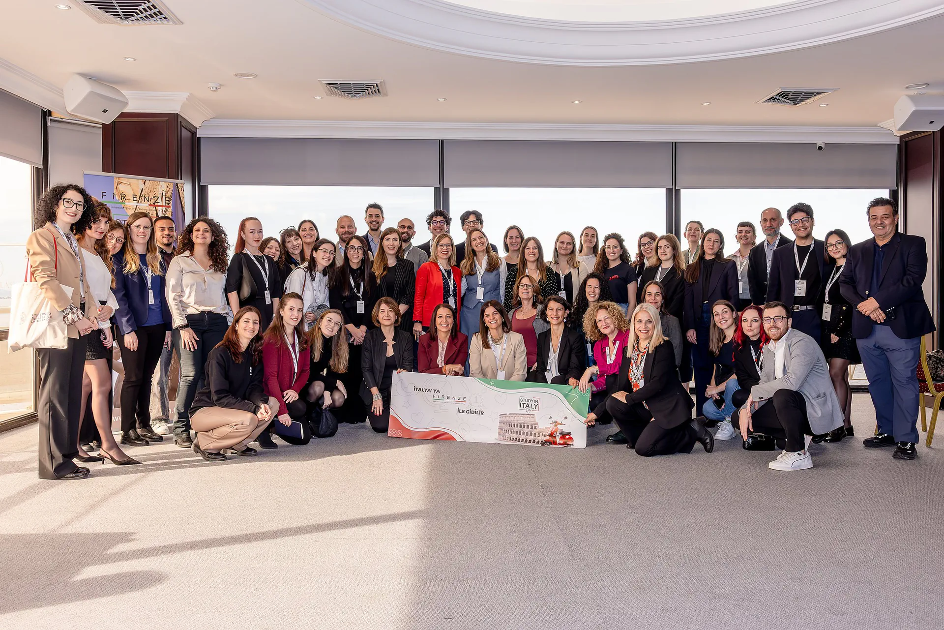 Study in Italy Days’te İtalyan üniversitelerinin yetkilileri ve Firenze Eğitim ekibi, ortada Firenze pankartı